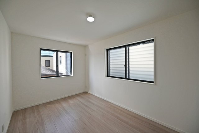 西宮市今津山中町新築一戸建て│4LDK+駐車1台可 の寝室|-洋室約7.1帖-
ゆとりある広さの洋室で主寝室にも適しており、落ち着いた環境でゆったりとお休みいただける空間です。
