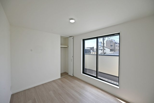 西宮市今津山中町新築一戸建て│4LDK+駐車1台可 の子供部屋|-洋室約6.0帖-
バルコニーに面した洋室で自然光がたっぷり差し込み、明るく開放感のある住空間となっています。