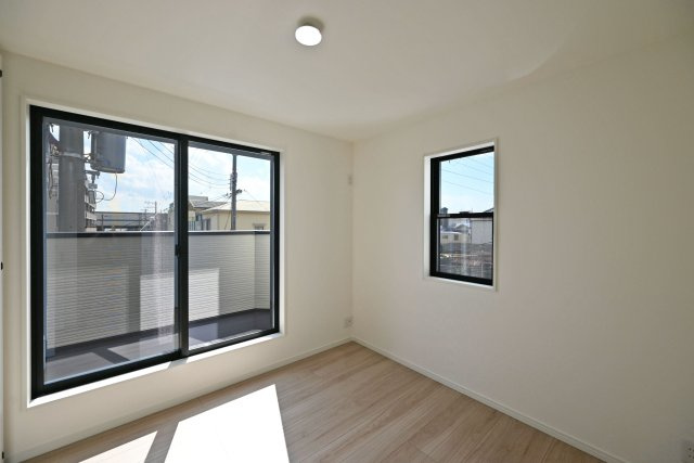 西宮市今津山中町新築一戸建て│4LDK+駐車1台可 の洋室|-洋室約5.0帖-
2面採光で明るく開放感のある洋室♪バルコニーに面しているため、陽光がたっぷり差し込む心地よい空間。爽やかな風を感じながら快適に過ごせます。