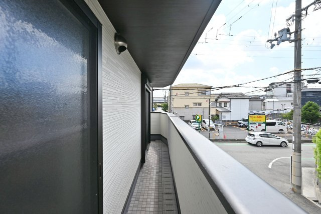 西宮市今津山中町新築一戸建て│4LDK+駐車1台可 のバルコニー|-2階バルコニー-
2階の南西向きバルコニーで、陽当たり良好◎洗濯物も干しやすく、心地よい陽光を感じながら過ごせる開放的なスペースです。