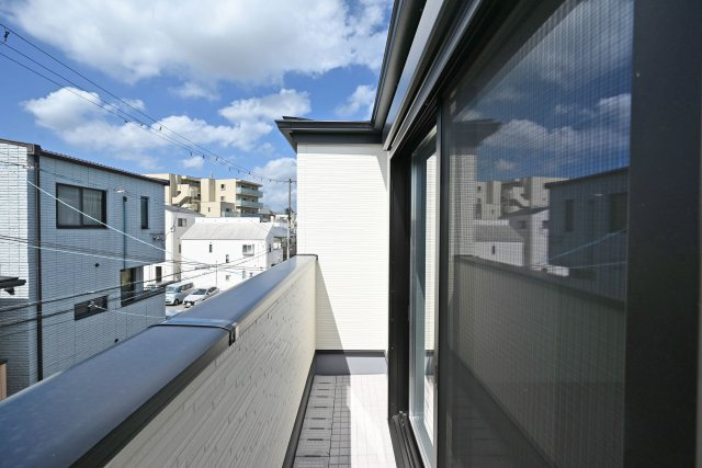 西宮市今津山中町新築一戸建て│4LDK+駐車1台可 のバルコニー|-3階バルコニー-
バルコニーを4ヶ所設けた、使い勝手の良い住まいです。洗濯物を干す場所を分けるなど、ライフスタイルに合わせて便利に使い分けられます。
