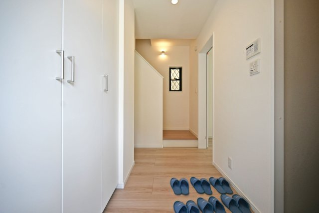 西宮市今津山中町新築一戸建て│4LDK+駐車1台可 の玄関|訪れる人を気持ちよく迎える空間。ゆとりのある広さで、毎日の出入りもスムーズです。