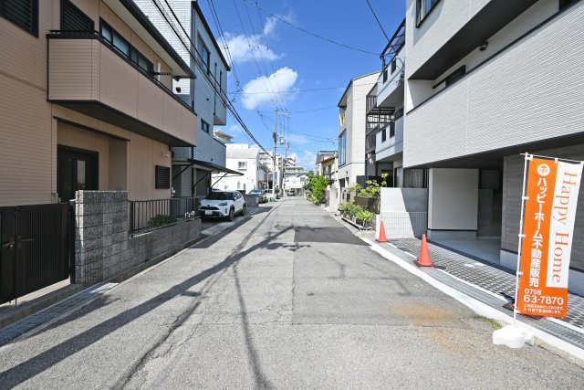 西宮市今津山中町新築一戸建て│4LDK+駐車1台可 の前面道路含む現地写真|前面道路は南側6.2ｍ公道です。前面道路が広く、車の出し入れもスムーズです。
