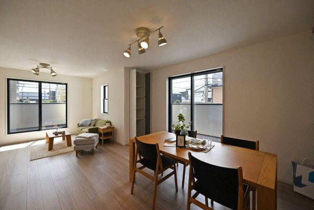 西宮市今津山中町新築一戸建て│4LDK+駐車1台可 の居間・リビング|2面採光のLDK。収納スペースも備えており、日用品や小物をすっきり片付けられます。