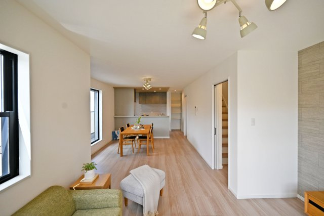 西宮市今津山中町新築一戸建て│4LDK+駐車1台可 の居間・リビング|ダイニングテーブルとソファセットを配置しても十分なゆとりがあり、お友達を招いても快適に過ごせる心地よい住空間です。