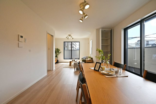 西宮市今津山中町新築一戸建て│4LDK+駐車1台可 の居間・リビング|木目のフローリングとやさしい色合いのクロスが調和した、温もりを感じられるリビング空間。シンプルな内装のため、お好みの家具やインテリアが美しく映えます。
