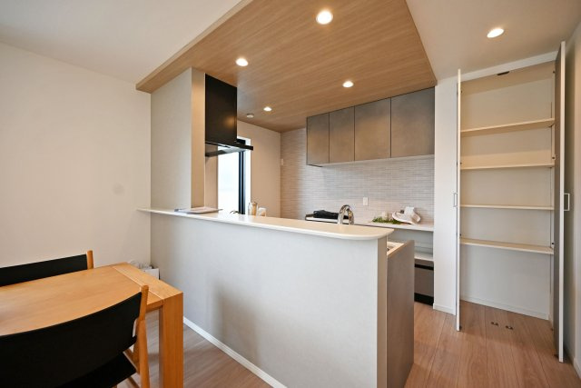 西宮市今津山中町新築一戸建て│4LDK+駐車1台可 のキッチン|リビングを見渡しながら調理ができる対面キッチン。キッチン背面には大容量の収納を備え、食器や調理器具、食品などもすっきり整理できます。使い勝手の良いキッチン空間です。