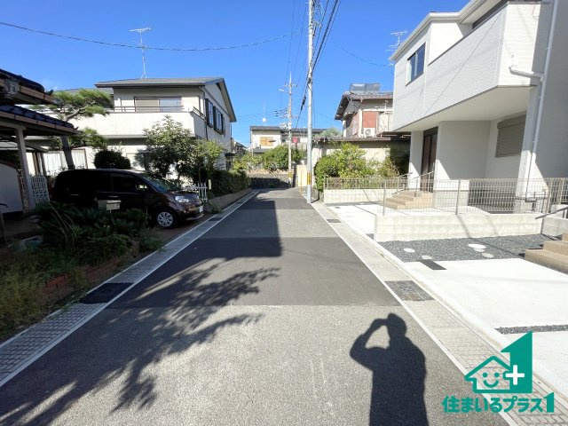 ★17(土)18(日)現地見学可能！★宇治市広野町寺山　第1期　ラスト1邸の前面道路含む現地写真|周辺は閑静な住宅街！前面道路広々で車の出し入れも便利です。駐車が苦手な方でも安心して車庫入れできます！
