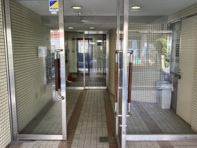 アシュレ双葉町のエントランス