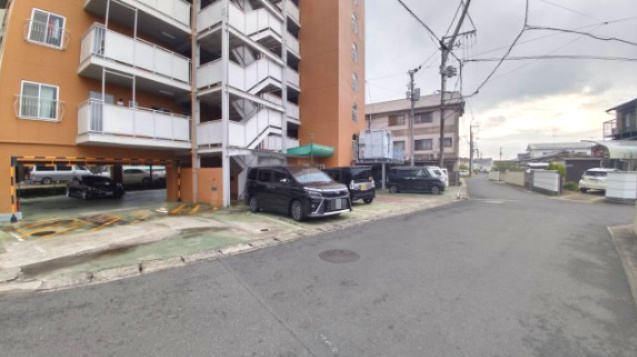ハイデンス岡山の駐車場