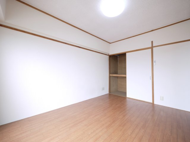 ハイデンス岡山の洋室