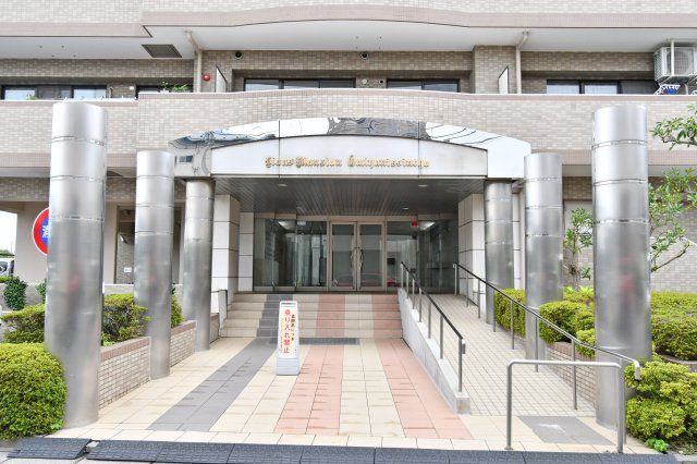 ライオンズマンション大宮日進町のエントランス|■当社には住宅ローンのスペシャリストがおります。『今買えるから大丈夫』ではなく、『買った後の本当の幸せは何か』を考えた上でのご提案をさせて頂きます。