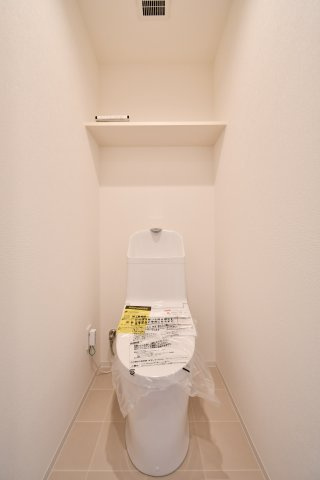ライオンズマンション大宮日進町のトイレ|水回り交換済、清潔感を保ちやすいトイレ空間。温水洗浄便座付き、毎日使う場所だからこそ快適性をしっかり確保。写真で暮らしを想像し、ご家族で内覧し収納・採光・動線・設備の使い勝手を確認ください。