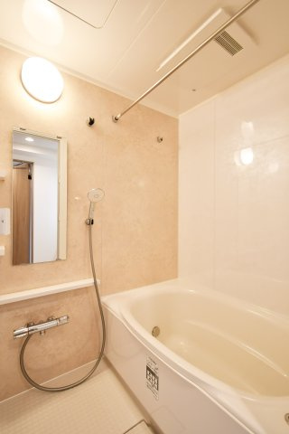 ライオンズマンション大宮日進町の浴室|1日の疲れをゆっくり癒せる落ち着いた浴室。使いやすさにも配慮された空間で、毎日のバスタイムを快適にお過ごしいただけます。ゆったりとくつろぎながら、1日の疲れをリフレッシュできる住まいです。
