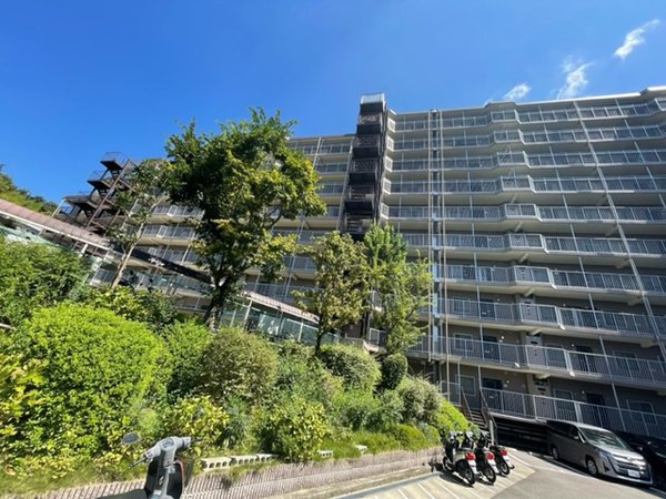 千里台スカイハイツA棟の外観