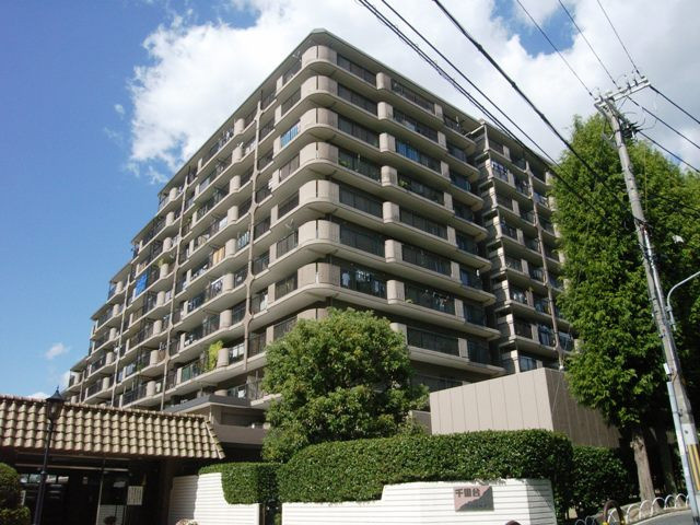 千里台スカイハイツA棟の外観