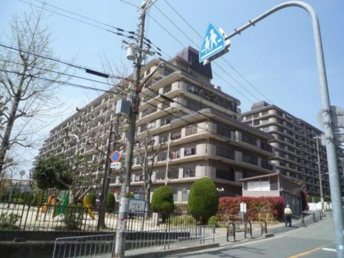 千里台スカイハイツA棟の外観