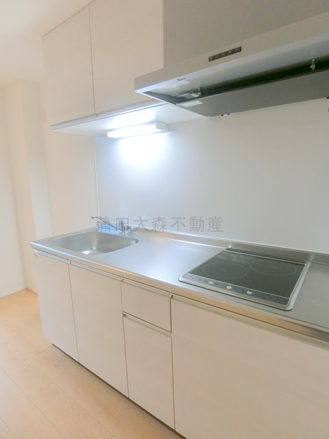 グランステージ西蒲田のキッチン|2口IHシステムキッチンと冷蔵庫置き場