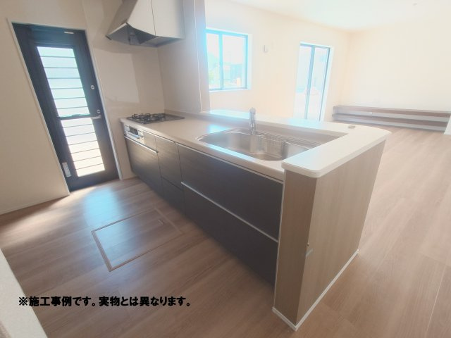 リーブルガーデン高松市福岡町第五◇2026年度補助金対象の長期優良住宅です！のキッチン|完成予想図
リビングルームにいる家族の様子を見ながら調理ができ、小さなお子様がいる家庭でも安心です。
