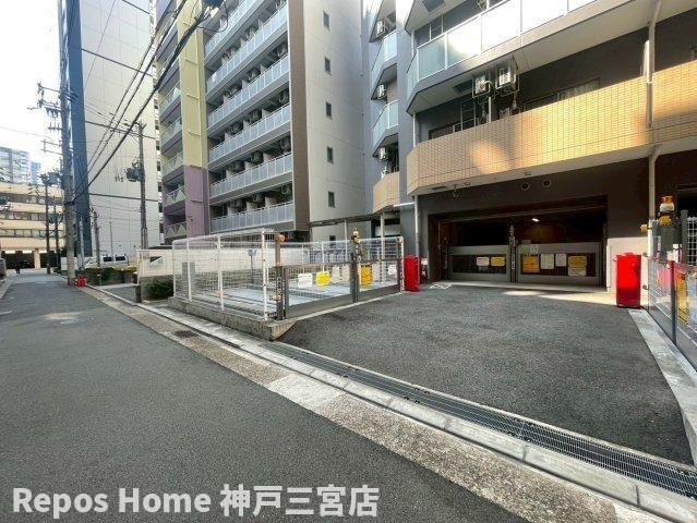 セレニテ神戸元町クレアの駐車場