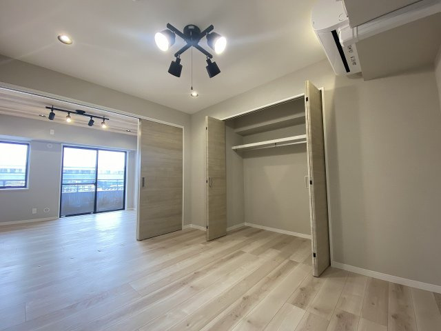 ライオンズマンション浦和ガーデンの洋室|間取り図左下に位置する5.1帖の洋室です。リビングに隣接しており、扉を開放して一体感のある空間としても利用可能です。日差しが心地よく差し込む室内で、多目的にご活用いただける便利なお部屋です。