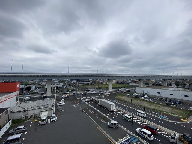 ライオンズマンション浦和ガーデンの展望|6階部分のバルコニーからの開放的な眺望です。前面に遮るものがなく遠くまで見渡せるため、爽やかな空と豊かな日差しを満喫できます。毎日の暮らしに開放感と心地よさを与えてくれる魅力的な環境です。