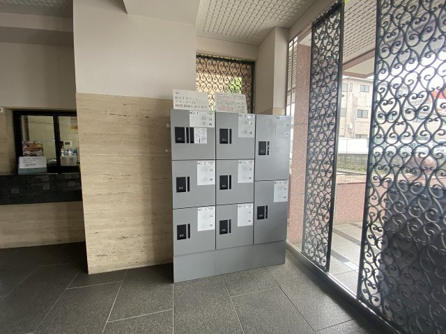 ライオンズマンション浦和ガーデンの設備|不在時でもお荷物が受け取れる便利な宅配ボックスを備えています。共働きのご家庭やネット通販をよく利用される方にも大変便利で、対面なしで受け取れるため防犯面やセキュリティ面でも安心感のある共用設備です。
