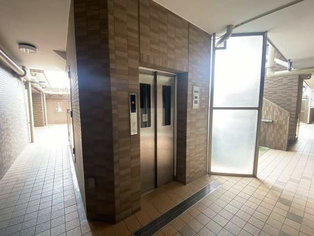 ライオンズマンション浦和ガーデンのその他共用部分|敷地内に完備されたエレベーターです。お買い物帰りで荷物が多い日や、ベビーカーをご利用の際も上階までスムーズに移動できます。日々のご利用や毎日の暮らしを安全かつ快適にサポートしてくれる設備です。