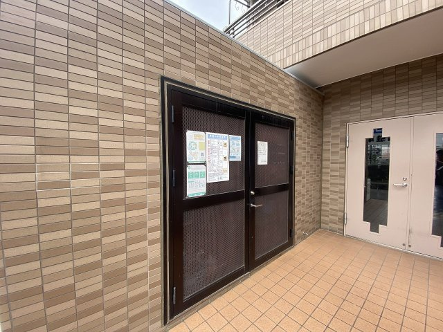 ライオンズマンション浦和ガーデンのその他共用部分|敷地内に設置された専用のゴミ置場スペースです。きれいに整理整頓・清掃が施されており、マンション全体の管理体制の良さを伺わせます。衛生的に保たれており、毎日のゴミ出しもスムーズに行える仕様です。