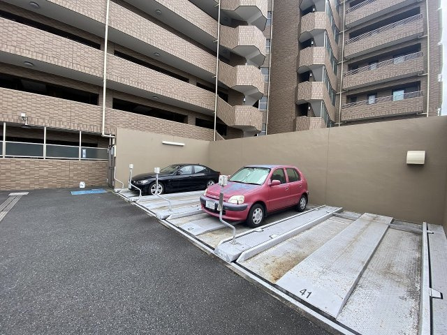 ライオンズマンション浦和ガーデンの駐車場|敷地内に併設された駐車場スペースです。大切なお車を敷地内で安全に保管でき、雨の日やお買い物帰りの荷物の出し入れもスムーズに行えます。