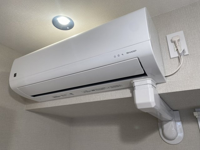 ライオンズマンション浦和ガーデンの冷暖房・空調設備|室内にあらかじめ設置されたエアコン設備です。入居初日から快適な室温で過ごすことができ、引っ越し時の初期費用や設置の手間を軽減できます。一年を通して快適な生活空間を届けてくれる嬉しい設備です。