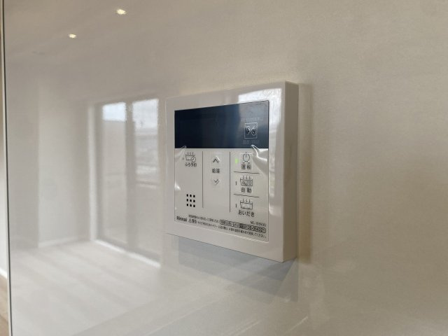 ライオンズマンション浦和ガーデンの発電・温水設備|給湯器のリモコンパネルです。ワンタッチでお湯張りや保温、追い焚き操作が手軽に行えます。キッチンや浴室からの操作もスムーズで、ご家族皆さまの快適で温かなお風呂時間を心地よくサポートしてくれます。