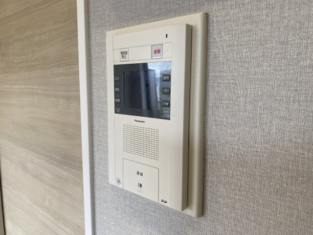 ライオンズマンション浦和ガーデンのセキュリティ|TVモニター付きインターホンです。室内から訪問者の顔と声をしっかり確認してから対応できるため、防犯面にとても優れています。お子様のお留守番時や一人での対応時にも安心感をもたらしてくれる設備です。