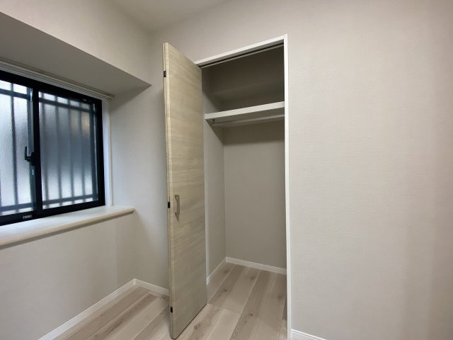 ライオンズマンション浦和ガーデンの収納|間取り図右側中央に位置する4.4帖洋室の収納スペースです。お洋服や鞄、季節ものの荷物などをまとめて整理整頓できます。お部屋の有効スペースを広く使えるため、室内をすっきりと快適に保つことができます。