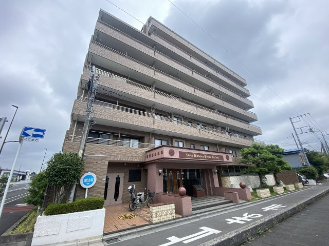 ライオンズマンション浦和ガーデンの外観|落ち着いた雰囲気が魅力的なマンションの外観です。周辺は閑静な住宅街で暮らしやすく、コンビニ徒歩1分や中学校徒歩2分など生活利便性にも恵まれたロケーション。快適な住環境が整った魅力的な物件です。