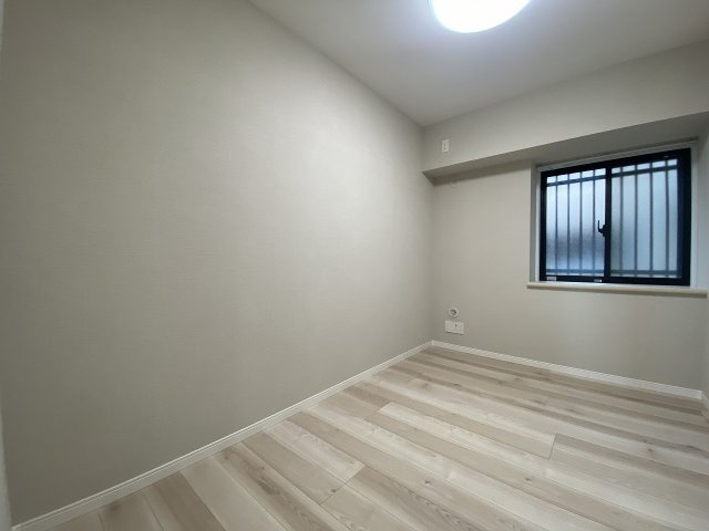 ライオンズマンション浦和ガーデンの子供部屋|間取り図右側中央に位置する4.4帖の洋室です。新規クロス貼替済みで明るく綺麗な空間となっており、お子様のお部屋やリモートワーク用の書斎、趣味の部屋としても使い勝手の良い快適なスペースです。