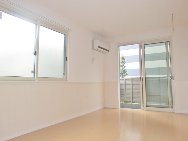 Ｄ－ｒｏｏｍエクウスの居間・リビング|二面採光の明るいお部屋です