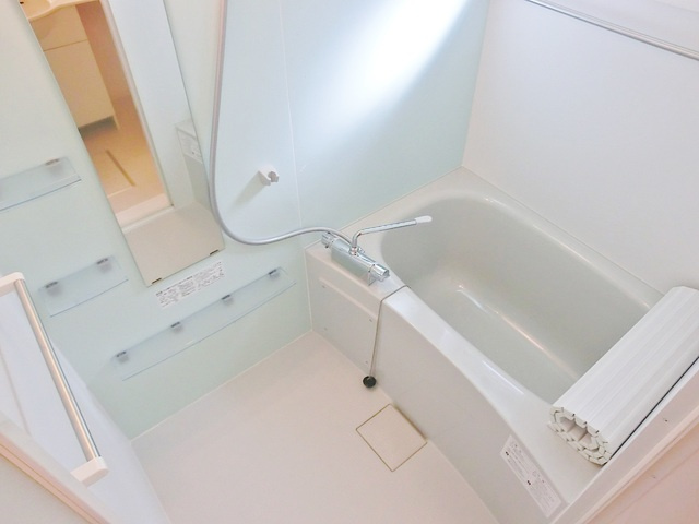 Ｄ－ｒｏｏｍエクウスの浴室|窓付きの明るいバスルームです