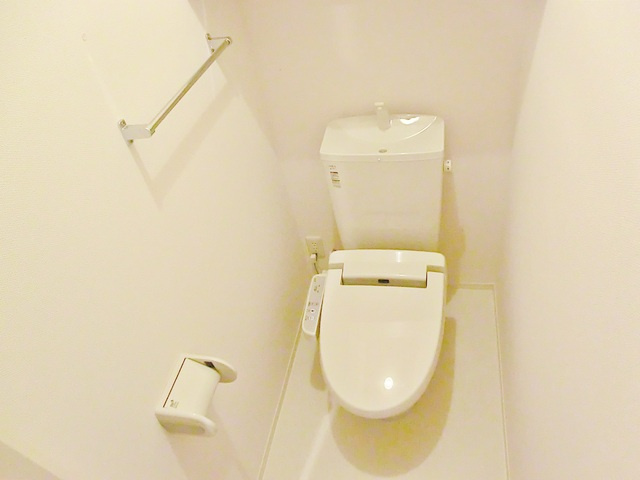 Ｄ－ｒｏｏｍエクウスのトイレ|温水洗浄機能付きトイレです