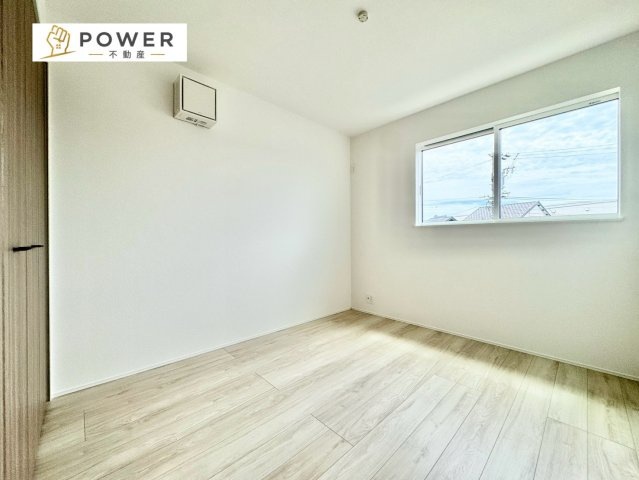 リナージュネクスジー　西尾市米津町01期　全6棟の洋室|上等な質感の玄関がお客様をお迎えします。第一印象からこだわりが伝わる上品な佇まいとなっています。									
									
