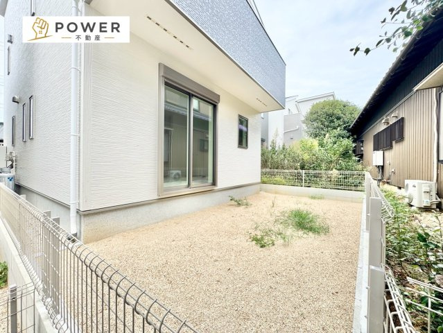 リナージュネクスジー　西尾市米津町01期　全6棟の庭|手入れの行き届いたお庭は、上品な佇まいの邸宅にふさわしい、静かで格別なくつろぎのひとときを演出します。									
									
