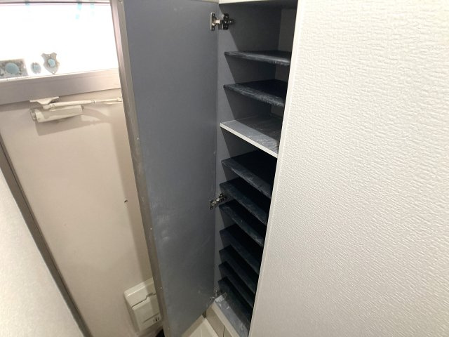 ビーコート下三条の玄関|玄関には鏡付きのシューズＢＯＸも有ります