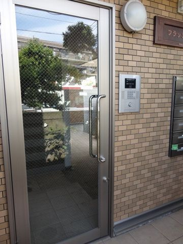 フラッツア烏山のエントランス