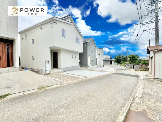 リナージュネクスジー　西尾市米津町01期　全6棟の前面道路含む現地写真|十分な幅が確保されており、車の出し入れもスムーズです。日常生活での使いやすさも兼ね備えています。					