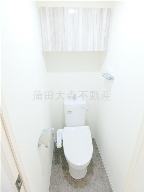 ディアレイシャス新蒲田のトイレ|棚収納に温水暖房便座付きのトイレ　