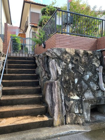 魚住町清水　中古一戸建ての前面道路含む現地写真