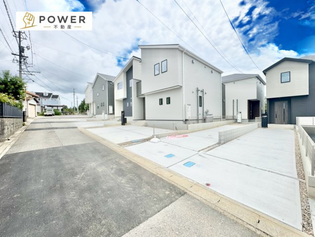 リナージュネクスジー　西尾市米津町01期　全6棟の前面道路含む現地写真|十分な幅が確保されており、車の出し入れもスムーズです。日常生活での使いやすさも兼ね備えています。									
		