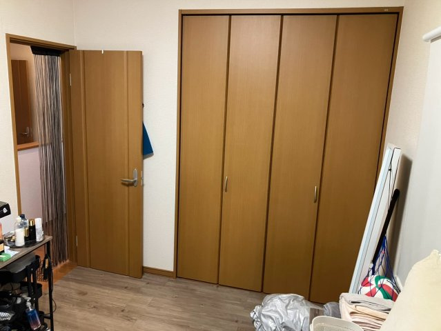 中古戸建　稲沢市平和町丸渕上　平成14年築の洋室|南東側6帖洋室　別角度　収納