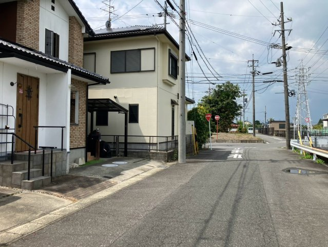 中古戸建　稲沢市平和町丸渕上　平成14年築の前面道路含む現地写真