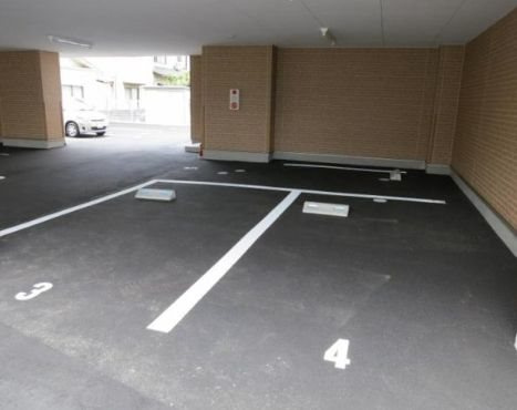 岡山市北区西長瀬の賃貸マンションの駐車場